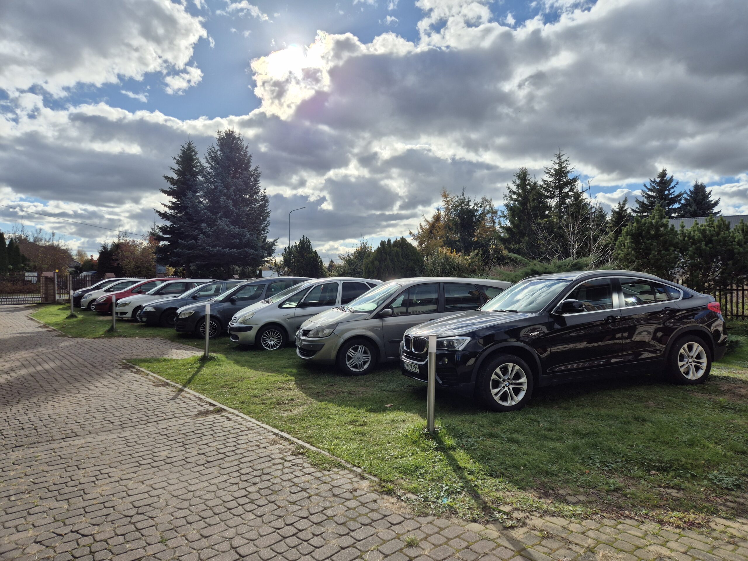 Komis samochodowy zajmujący się skupem aut całych i uszkodzonych. Lokalizacja Nowy Krępiec ul. Kwiatowa 47, k. Świdnika